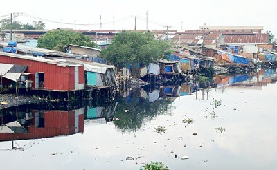 The polluted Tan Hoa-Lo Gom Canal in HCMC is undergoing a clean-up operation (Photo: SGGP)
